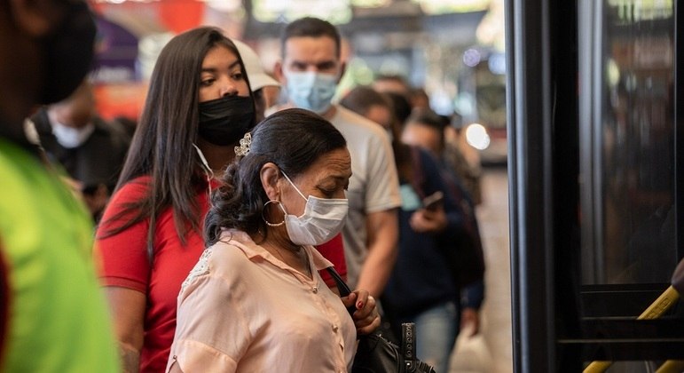 Ir para  <p>A partir de&nbsp;hoje&nbsp;(25), o uso de m&aacute;scaras de prote&ccedil;&atilde;o facial volta a ser obrigat&oacute;rio em avi&otilde;es, aeroportos, meios de transporte e outros estabelecimentos localizados...